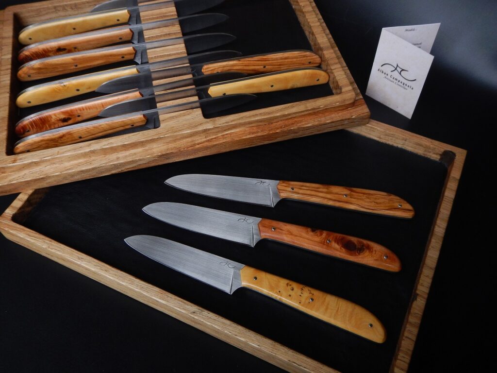 Coffret de 12 Couteaux de table, manche en cade, buis et olivier Création unique par Alban CAMPAGNOLA : coutelier forgeron, AC Coutelier, artisan d'art