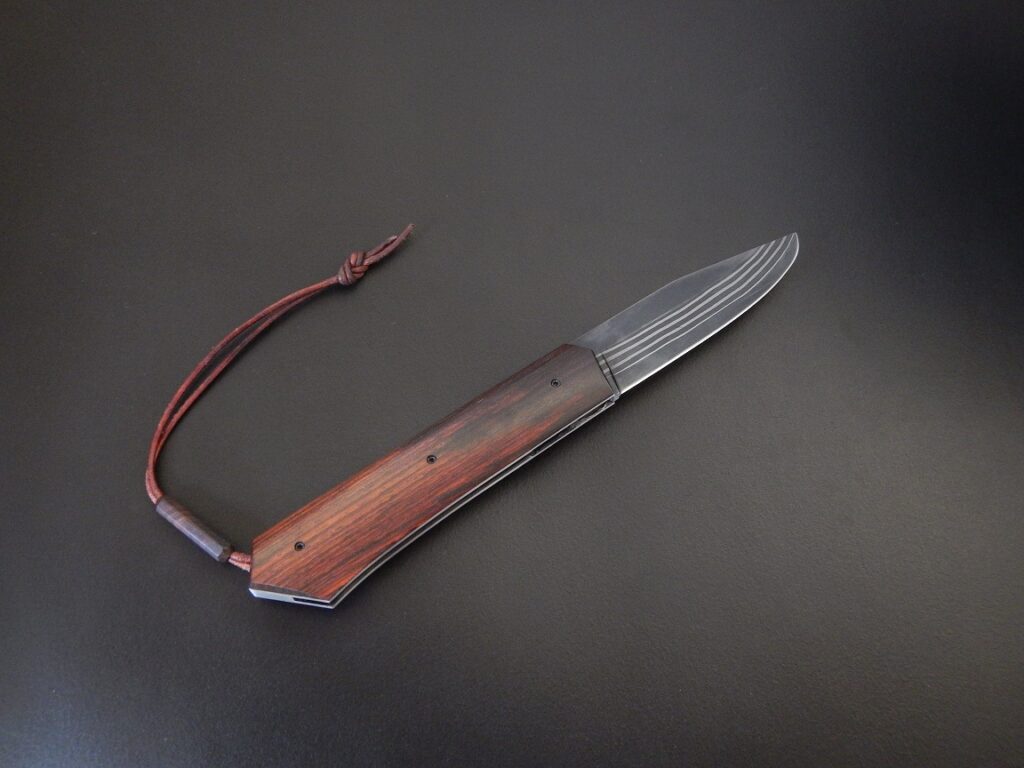 Couteau pliant à crant forcé, modèle Geometric lame multibarreaux damas forgé,manche palissandre des indes Création unique par Alban CAMPAGNOLA : coutelier forgeron, AC Coutelier, artisan d'art