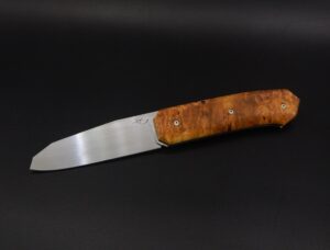 Couteau pliant à crant forcé, modèle NRV, lame inox et manche en loupe de marronnier. Création unique par Alban CAMPAGNOLA : coutelier forgeron, AC Coutelier, artisan d'art