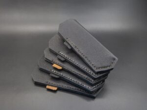 Etuis en cuir doublé, fabrication 100% artisanale par Alban CAMPAGNOLA. Pièce unique et originale disponible dans plusieurs configuration de couleurs.