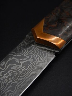 Couteau pliant à crant forcé, modèle Geometric lame damas forgé 90 couches, micro mitres cuivre, fibre de carbone. Création unique par Alban CAMPAGNOLA : coutelier forgeron, AC Coutelier, artisan d'art