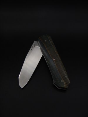 Couteau pliant à crant forcé, modèle NRV, lame inox RWL34 et manche en érable ondé stabilisé. Création unique par Alban CAMPAGNOLA : coutelier forgeron, AC Coutelier, artisan d'art
