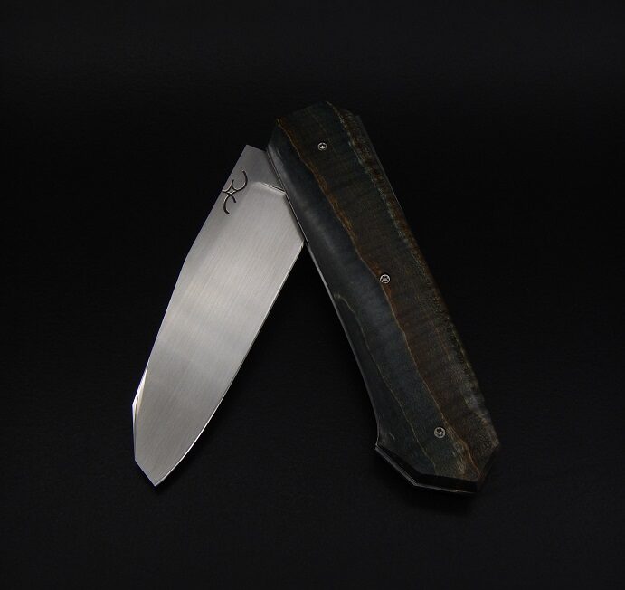 Couteau pliant à crant forcé, modèle NRV, lame inox RWL34 et manche en érable ondé stabilisé. Création unique par Alban CAMPAGNOLA : coutelier forgeron, AC Coutelier, artisan d'art