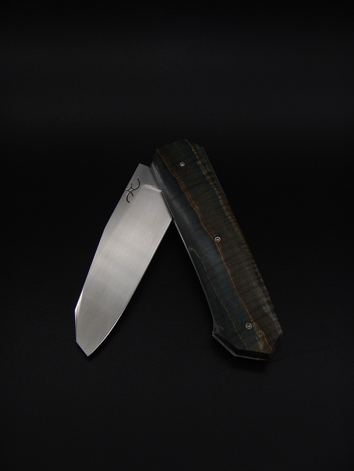Couteau pliant à crant forcé, modèle NRV, lame inox RWL34 et manche en érable ondé stabilisé. Création unique par Alban CAMPAGNOLA : coutelier forgeron, AC Coutelier, artisan d'art