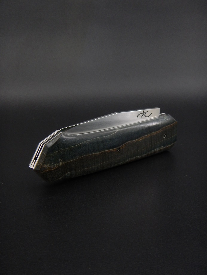 Couteau pliant à crant forcé, modèle NRV, lame inox RWL34 et manche en érable ondé stabilisé. Création unique par Alban CAMPAGNOLA : coutelier forgeron, AC Coutelier, artisan d'art