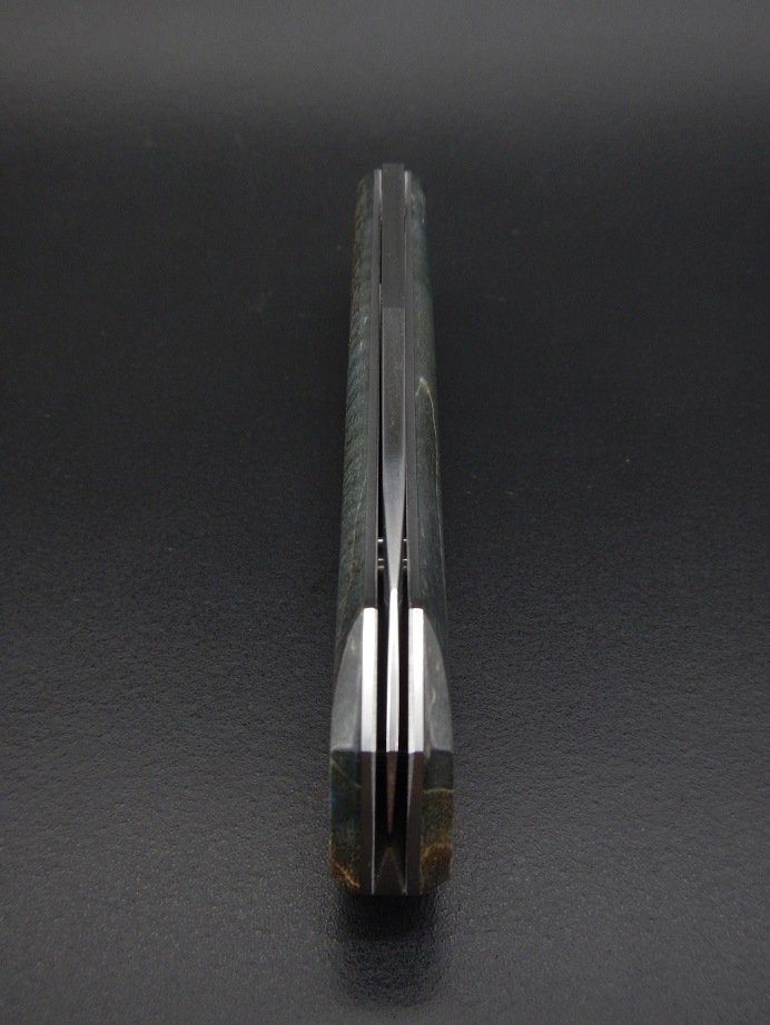 Couteau pliant à crant forcé, modèle NRV, lame inox RWL34 et manche en érable ondé stabilisé. Création unique par Alban CAMPAGNOLA : coutelier forgeron, AC Coutelier, artisan d'art