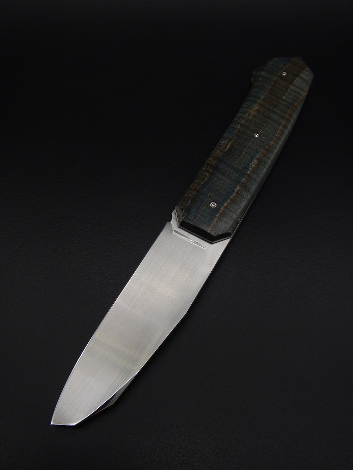 Couteau pliant à crant forcé, modèle NRV, lame inox RWL34 et manche en érable ondé stabilisé. Création unique par Alban CAMPAGNOLA : coutelier forgeron, AC Coutelier, artisan d'art
