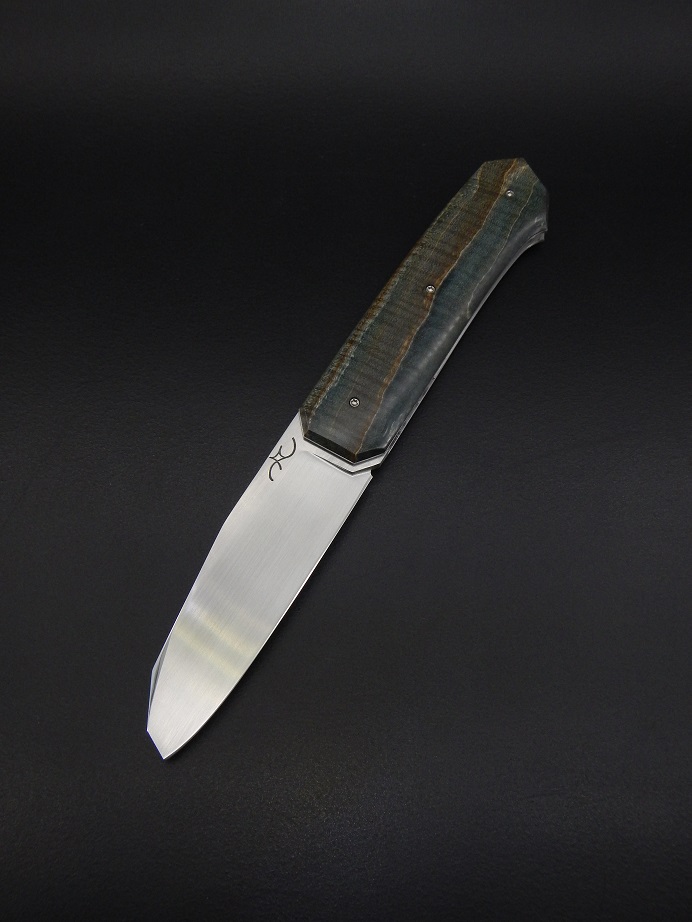 Couteau pliant à crant forcé, modèle NRV, lame inox RWL34 et manche en érable ondé stabilisé. Création unique par Alban CAMPAGNOLA : coutelier forgeron, AC Coutelier, artisan d'art
