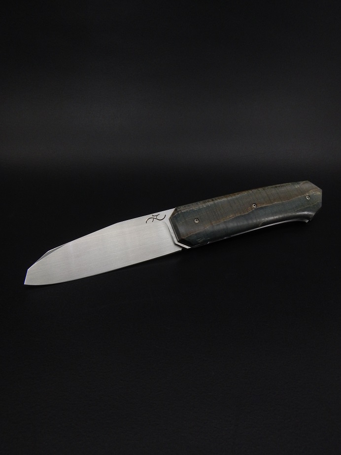 Couteau pliant à crant forcé, modèle NRV, lame inox RWL34 et manche en érable ondé stabilisé. Création unique par Alban CAMPAGNOLA : coutelier forgeron, AC Coutelier, artisan d'art