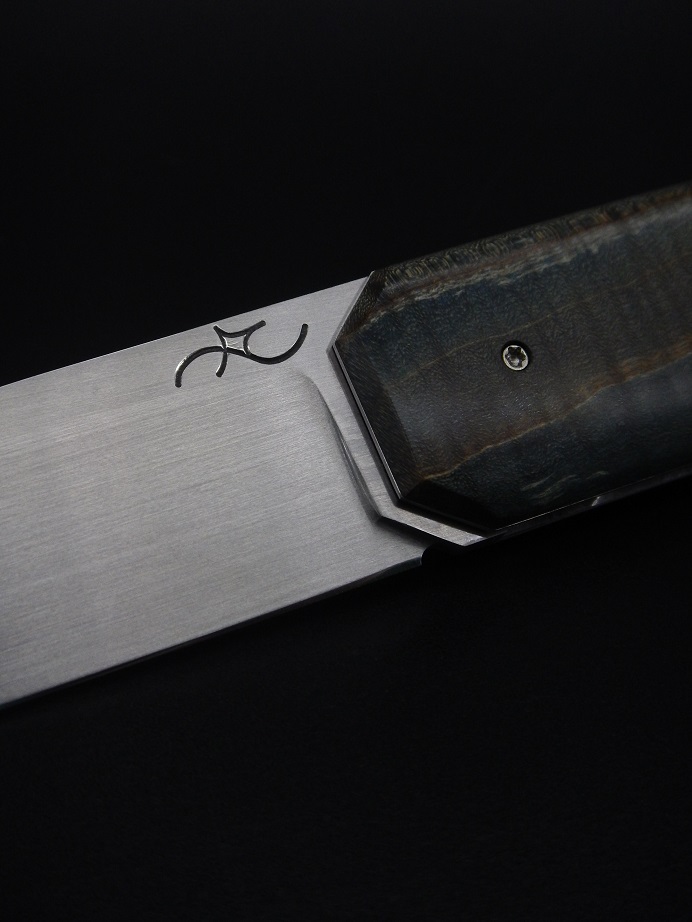 Couteau pliant à crant forcé, modèle NRV, lame inox RWL34 et manche en érable ondé stabilisé. Création unique par Alban CAMPAGNOLA : coutelier forgeron, AC Coutelier, artisan d'art