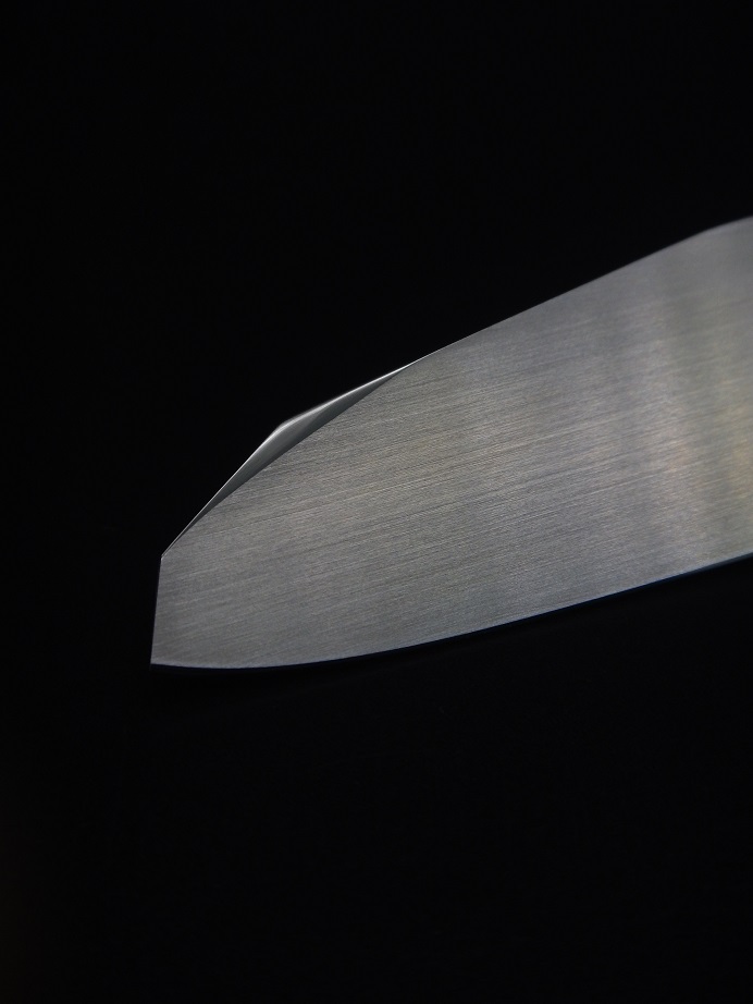 Couteau pliant à crant forcé, modèle NRV, lame inox RWL34 et manche en érable ondé stabilisé. Création unique par Alban CAMPAGNOLA : coutelier forgeron, AC Coutelier, artisan d'art