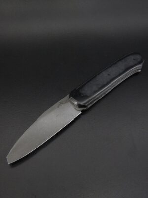 Couteau pliant à crant forcé, modèle NRV, lame inox RWL34 stone washed et manche en paperstone. Création unique par Alban CAMPAGNOLA : coutelier forgeron, AC Coutelier, artisan d'art