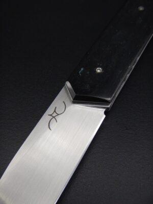 Couteau pliant à crant forcé, modèle le premier, lame inox RWL34 et manche paperstone Création unique par Alban CAMPAGNOLA : coutelier forgeron, AC Coutelier, artisan d'art