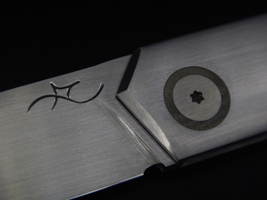 Couteau pliant à crant forcé, modèle Le premier. Version full inox. Lame en inox RWL34 finition tirée en long, Collar G10. Création unique par Alban CAMPAGNOLA : coutelier forgeron, AC Coutelier, artisan d'art