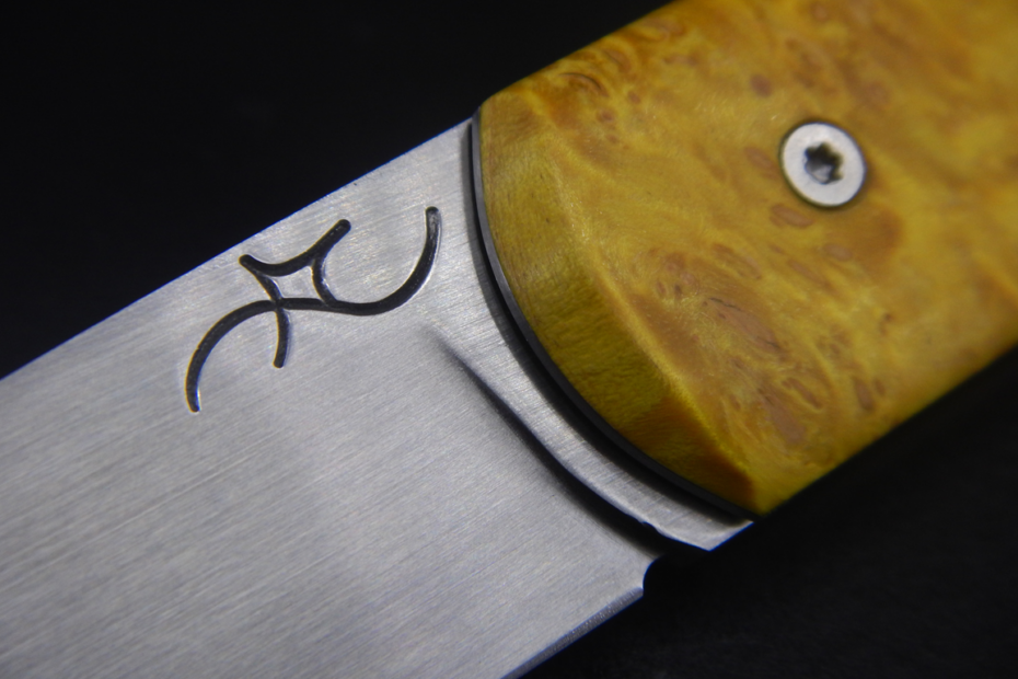 Couteau pliant à crant forcé, modèle Cobalt. Lame en inox 14C28N et manche en loupe d'érable négundo. Création unique par Alban CAMPAGNOLA : coutelier forgeron, AC Coutelier, artisan d'art