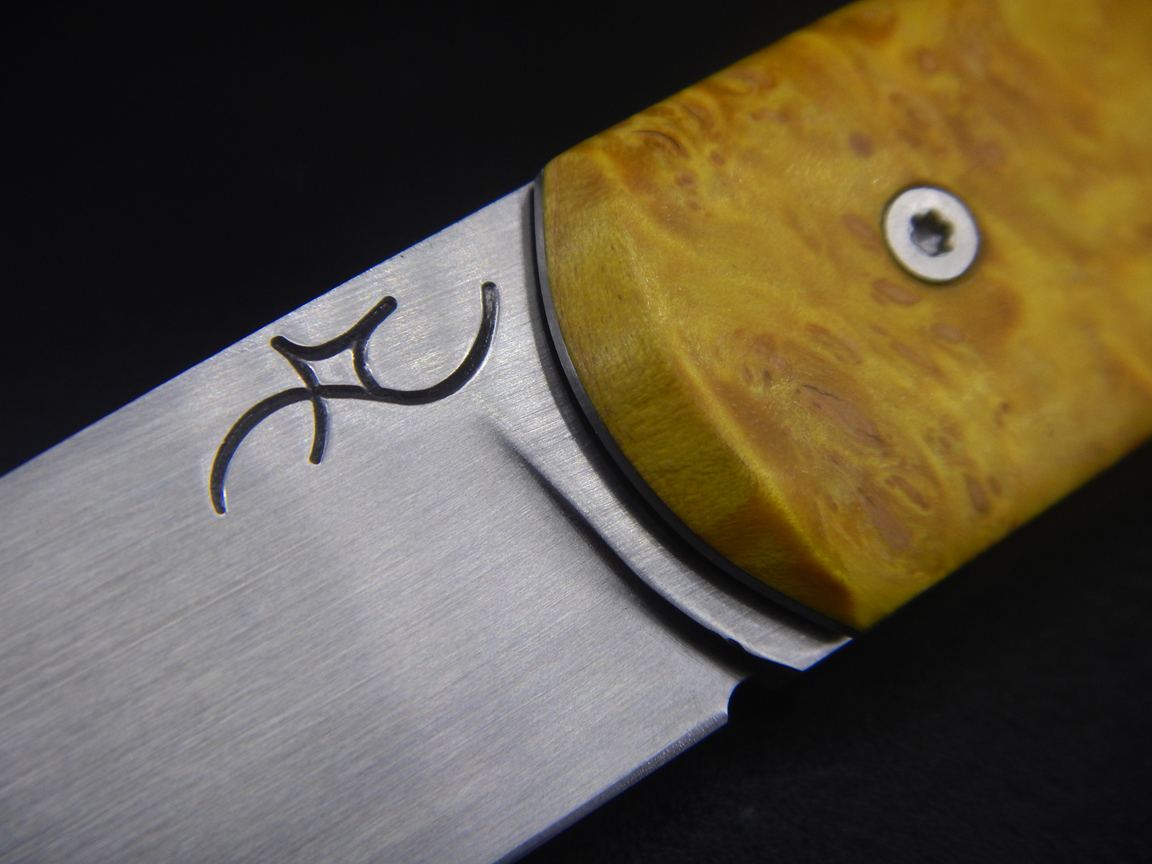 Couteau pliant à crant forcé, modèle Cobalt. Lame en inox 14C28N et manche en loupe d'érable négundo. Création unique par Alban CAMPAGNOLA : coutelier forgeron, AC Coutelier, artisan d'art