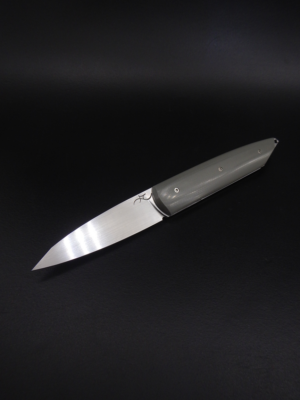 Couteau pliant à crant forcé, modèle Cobalt. Lame en inox RWL34 et manche en G10. Création unique par Alban CAMPAGNOLA : coutelier forgeron, AC Coutelier, artisan d'art