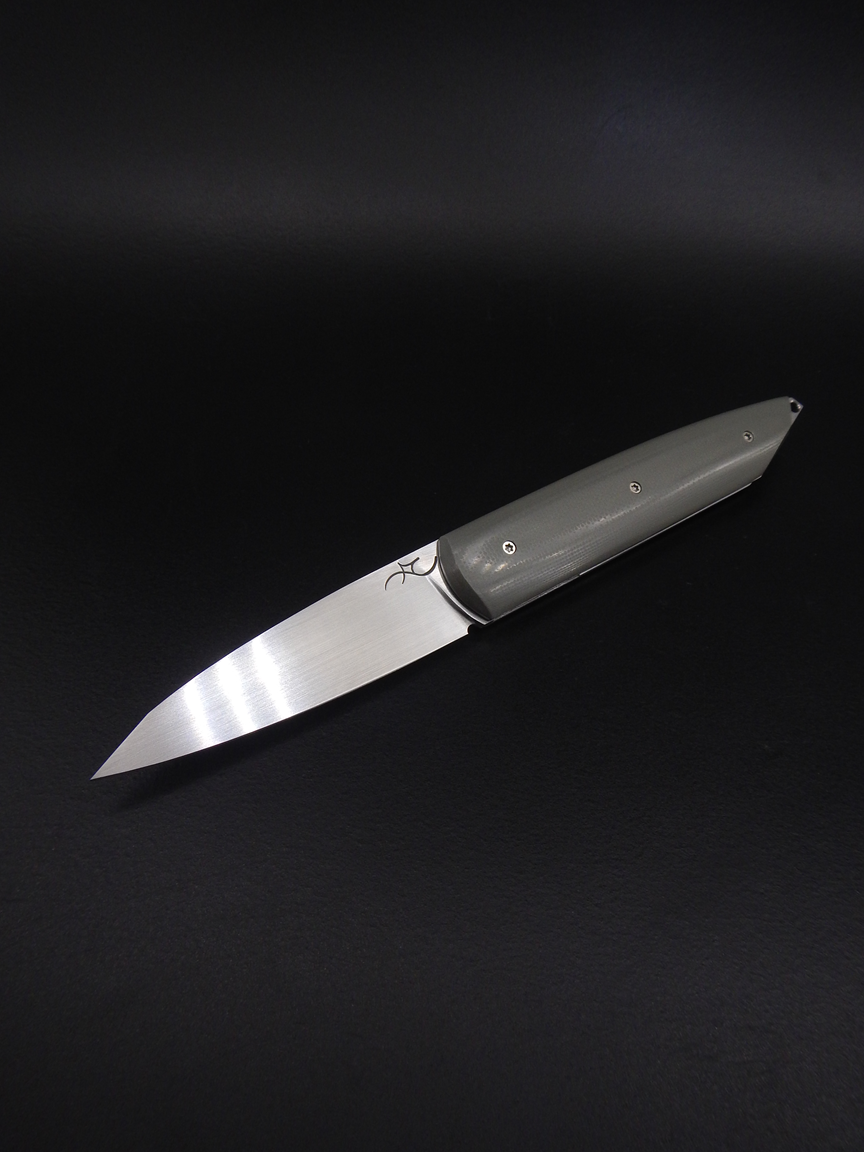 Couteau pliant à crant forcé, modèle Cobalt. Lame en inox RWL34 et manche en G10. Création unique par Alban CAMPAGNOLA : coutelier forgeron, AC Coutelier, artisan d'art