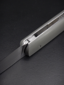 Couteau pliant à crant forcé, modèle Cobalt. Lame en inox RWL34 et manche en G10. Création unique par Alban CAMPAGNOLA : coutelier forgeron, AC Coutelier, artisan d'art