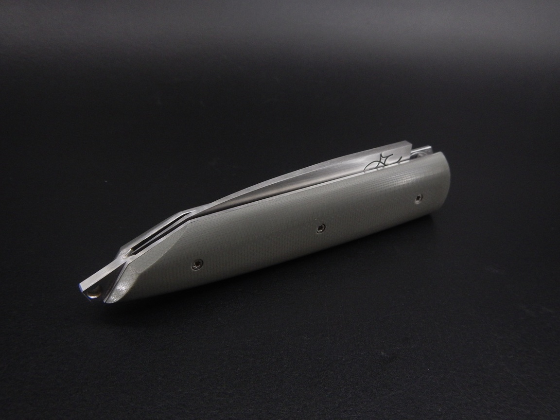 Couteau pliant à crant forcé, modèle Cobalt. Lame en inox RWL34 et manche en G10. Création unique par Alban CAMPAGNOLA : coutelier forgeron, AC Coutelier, artisan d'art