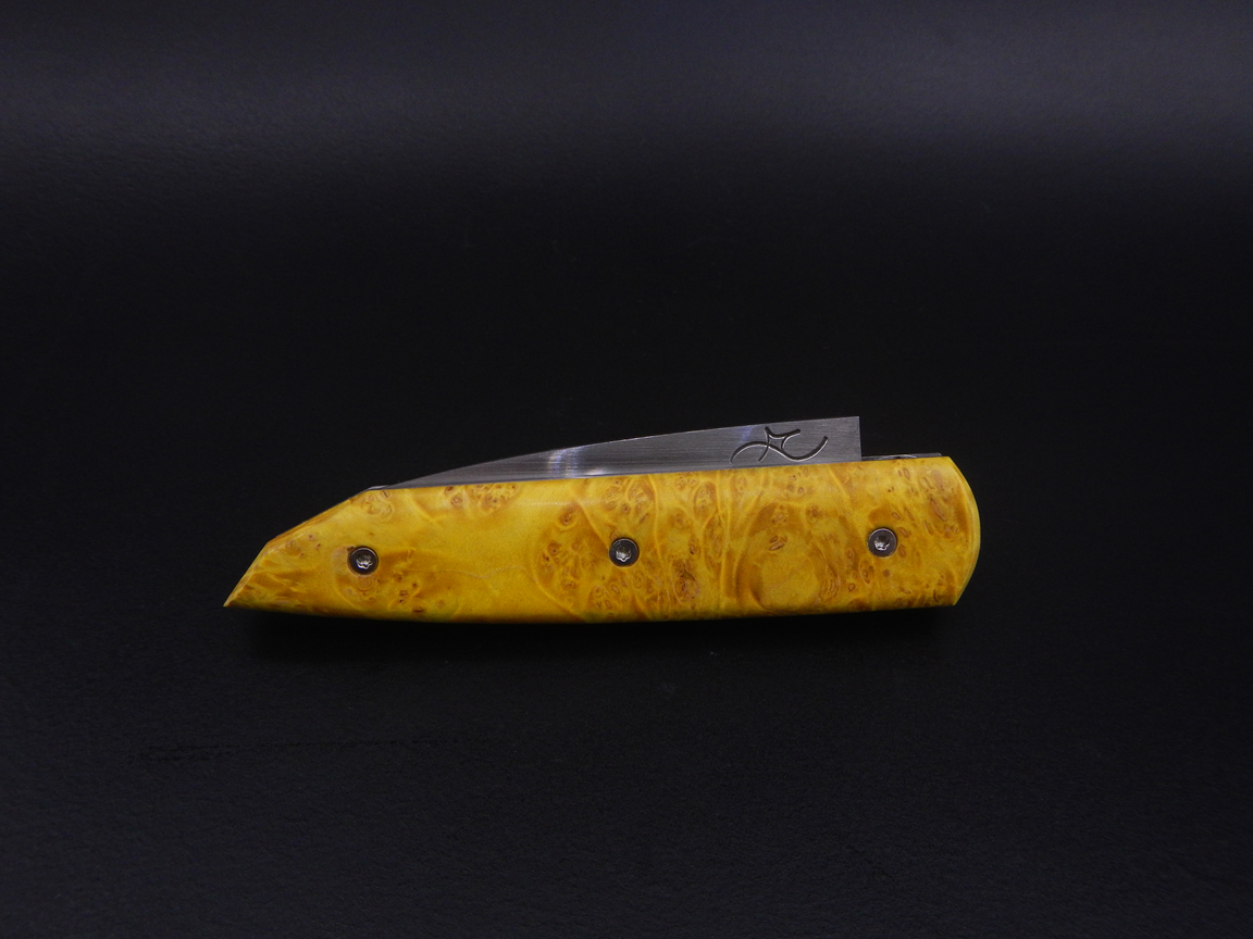 Couteau pliant à crant forcé, modèle Cobalt. Lame en inox 14C28N et manche en loupe d'érable négundo. Création unique par Alban CAMPAGNOLA : coutelier forgeron, AC Coutelier, artisan d'art