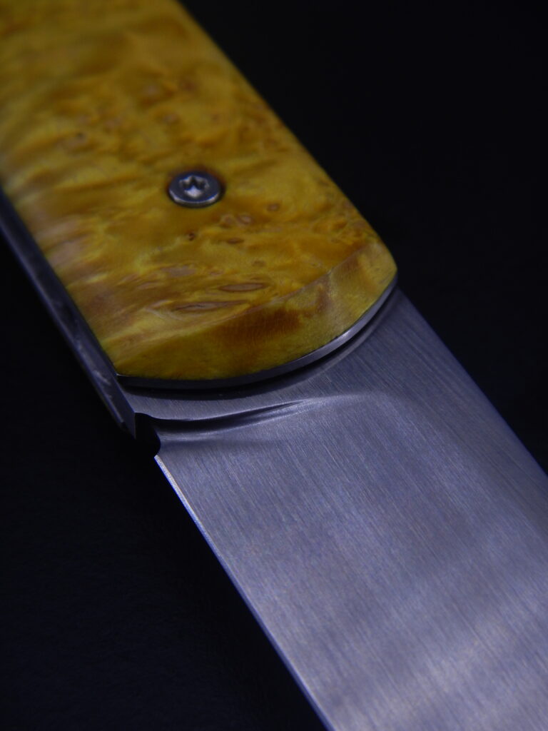 Couteau pliant à crant forcé, modèle Cobalt. Lame en inox 14C28N et manche en loupe d'érable négundo. Création unique par Alban CAMPAGNOLA : coutelier forgeron, AC Coutelier, artisan d'art