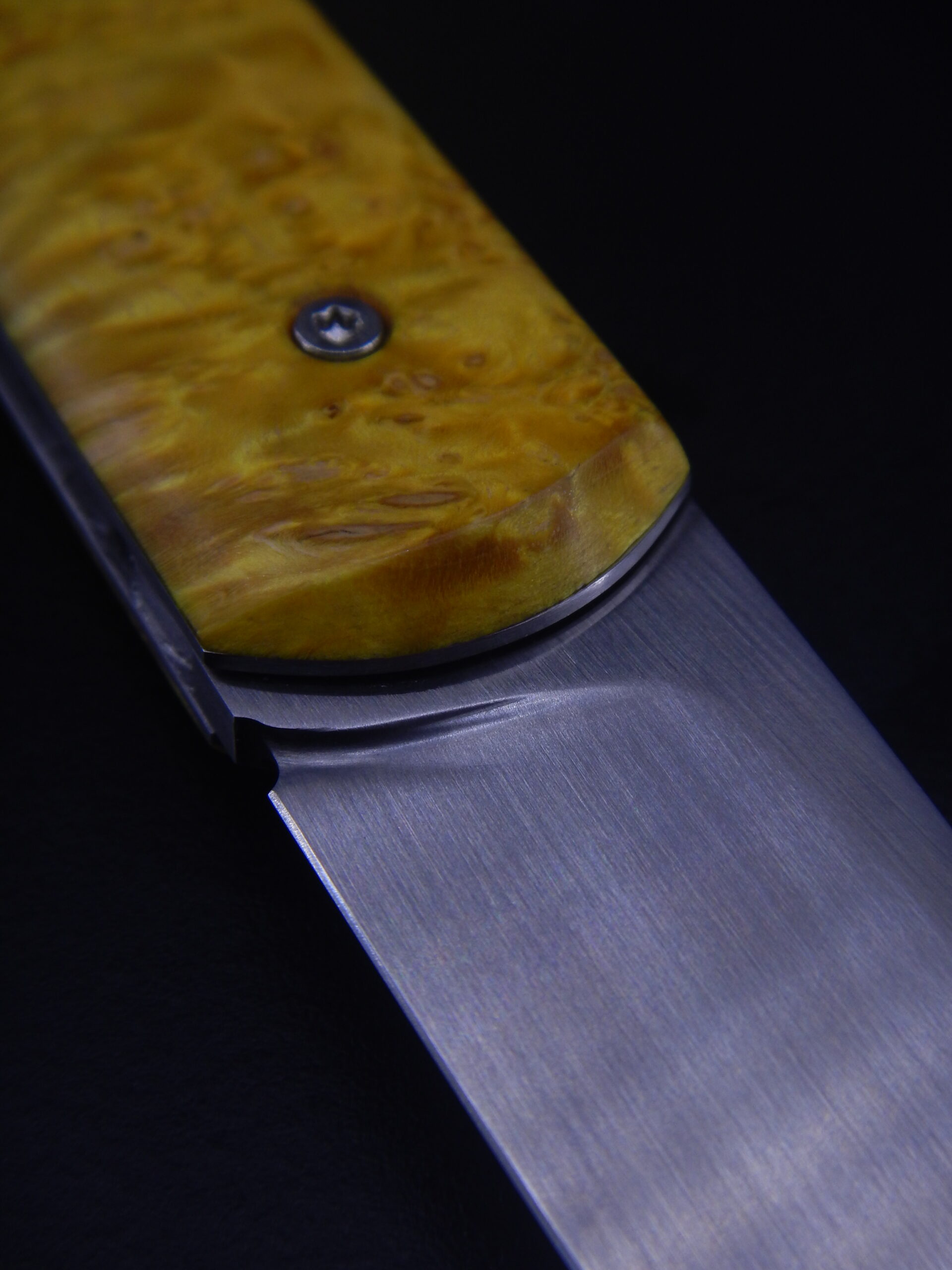 Couteau pliant à crant forcé, modèle Cobalt. Lame en inox 14C28N et manche en loupe d'érable négundo. Création unique par Alban CAMPAGNOLA : coutelier forgeron, AC Coutelier, artisan d'art