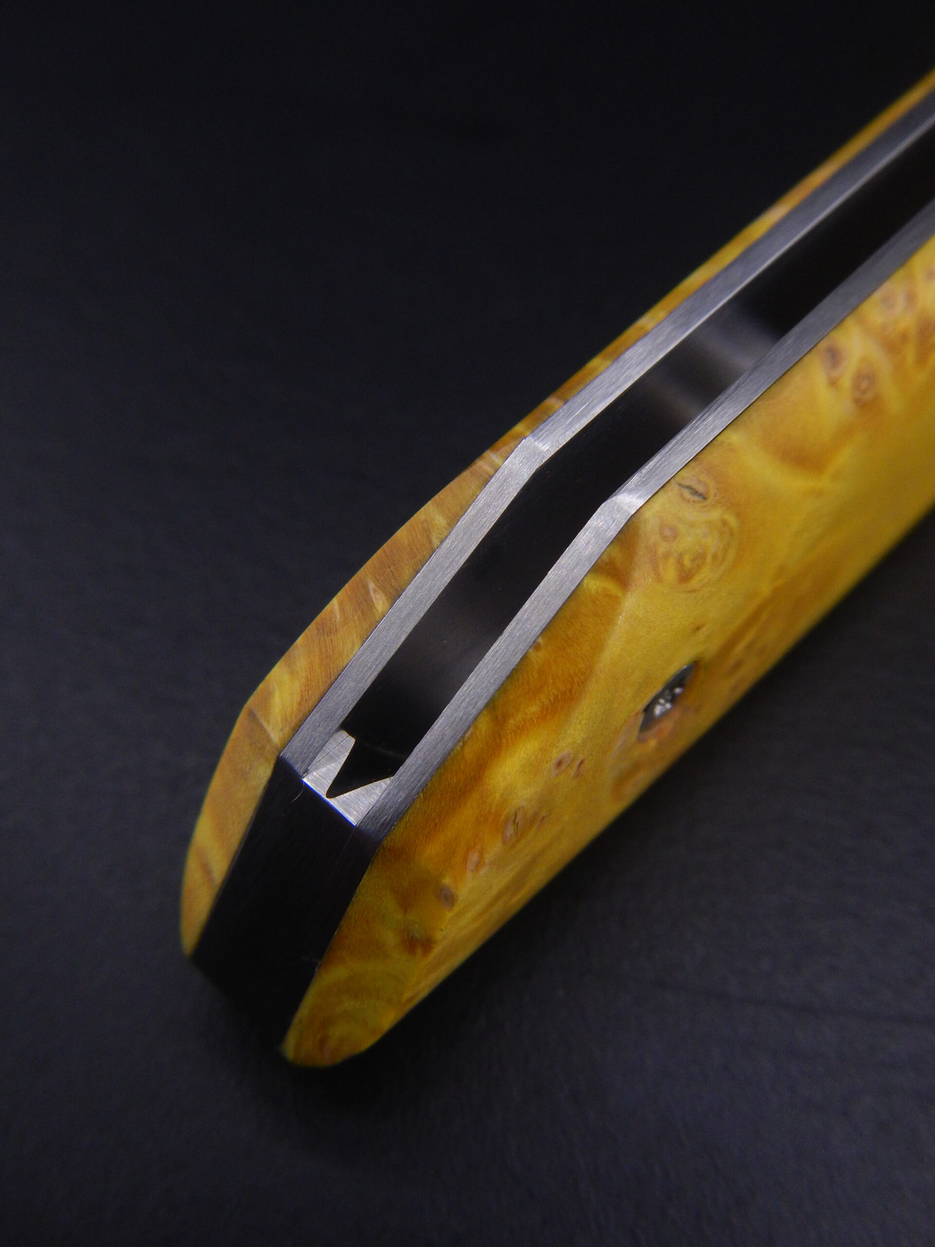 Couteau pliant à crant forcé, modèle Cobalt. Lame en inox 14C28N et manche en loupe d'érable négundo. Création unique par Alban CAMPAGNOLA : coutelier forgeron, AC Coutelier, artisan d'art