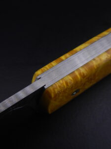 Couteau pliant à crant forcé, modèle Cobalt. Lame en inox 14C28N et manche en loupe d'érable négundo. Création unique par Alban CAMPAGNOLA : coutelier forgeron, AC Coutelier, artisan d'art