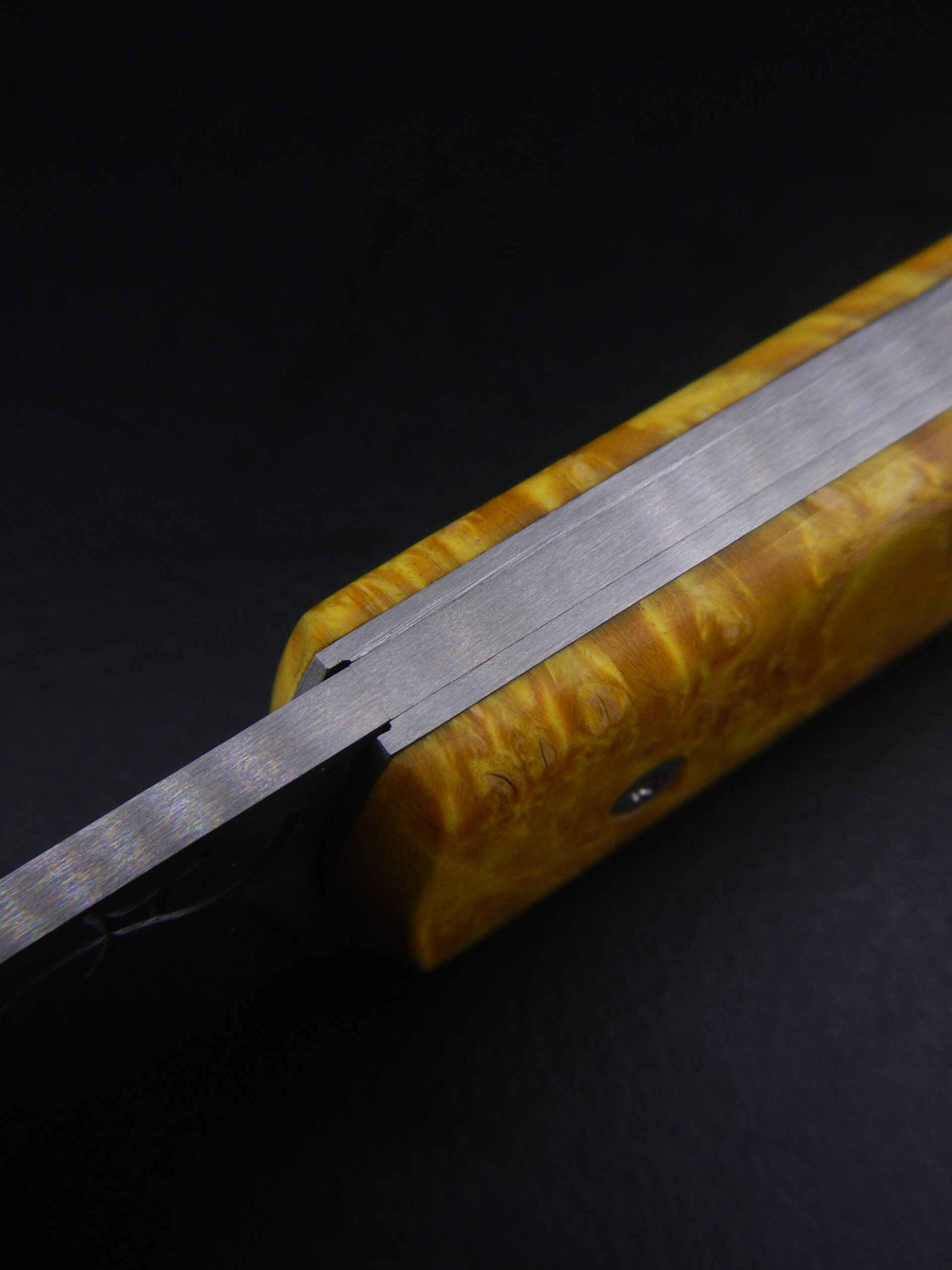 Couteau pliant à crant forcé, modèle Cobalt. Lame en inox 14C28N et manche en loupe d'érable négundo. Création unique par Alban CAMPAGNOLA : coutelier forgeron, AC Coutelier, artisan d'art