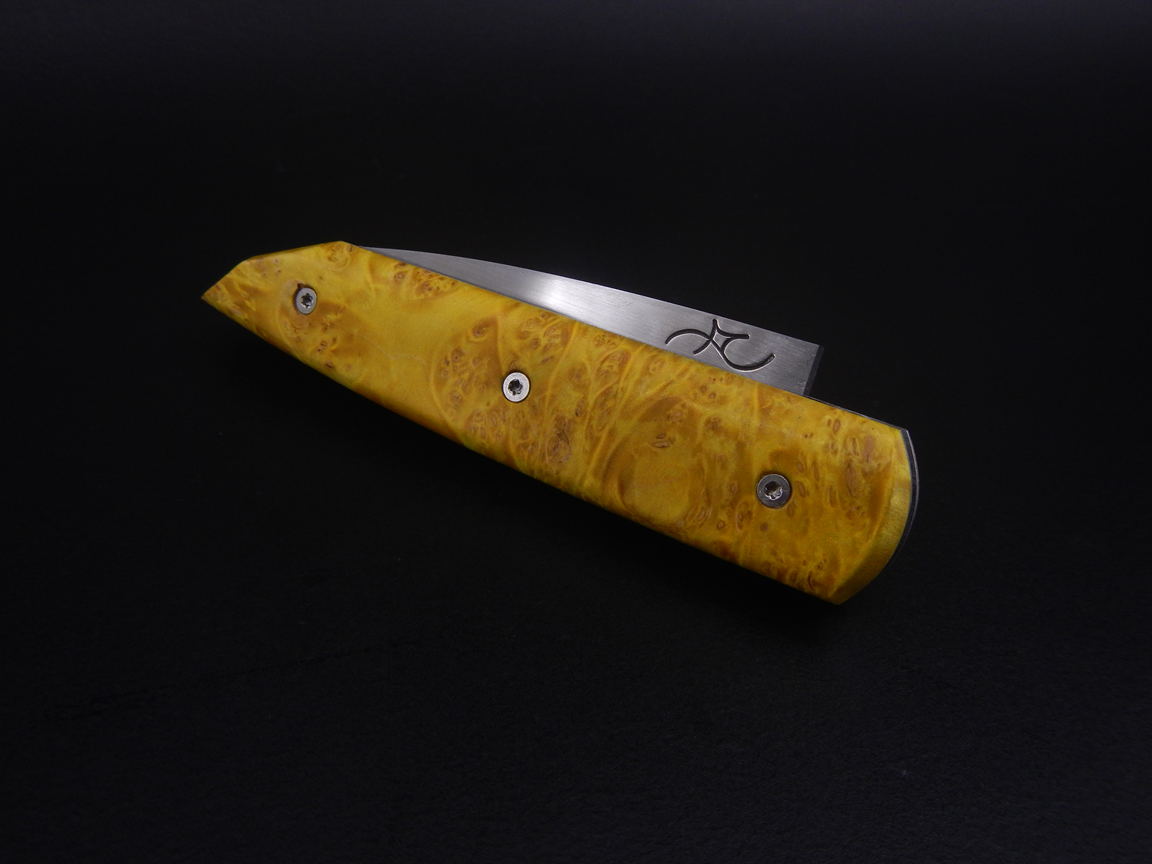 Couteau pliant à crant forcé, modèle Cobalt. Lame en inox 14C28N et manche en loupe d'érable négundo. Création unique par Alban CAMPAGNOLA : coutelier forgeron, AC Coutelier, artisan d'art