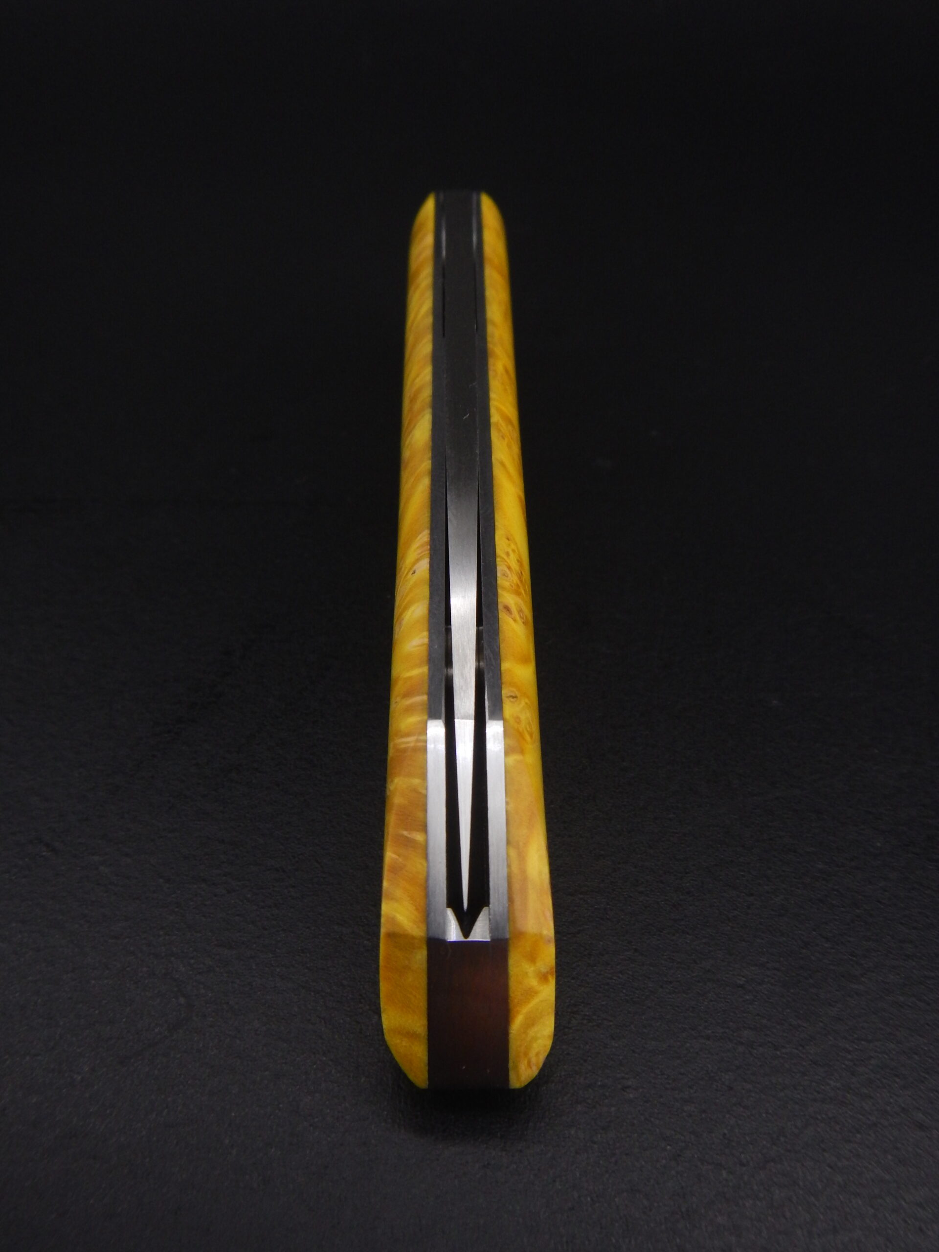 Couteau pliant à crant forcé, modèle Cobalt. Lame en inox 14C28N et manche en loupe d'érable négundo. Création unique par Alban CAMPAGNOLA : coutelier forgeron, AC Coutelier, artisan d'art