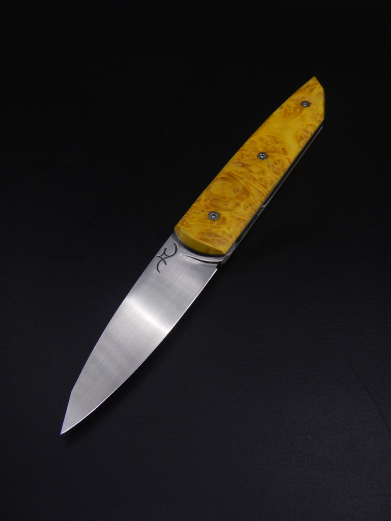 Couteau pliant à crant forcé, modèle Cobalt. Lame en inox 14C28N et manche en loupe d'érable négundo. Création unique par Alban CAMPAGNOLA : coutelier forgeron, AC Coutelier, artisan d'art
