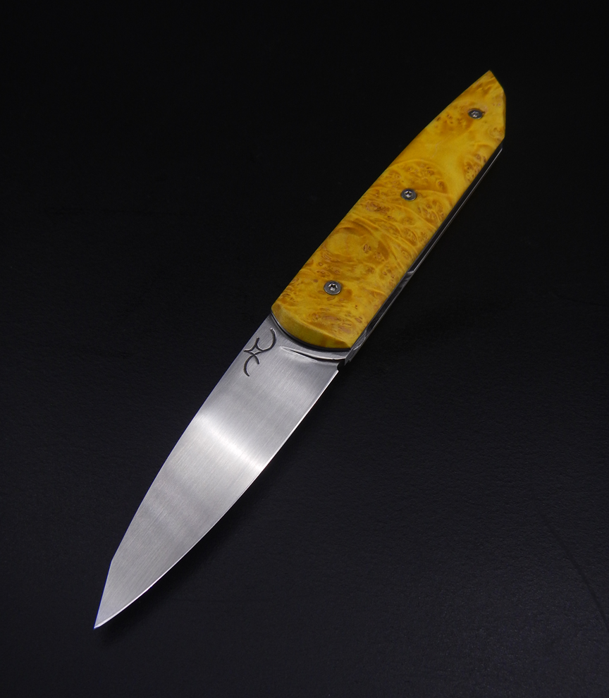 Couteau pliant à crant forcé, modèle Cobalt. Lame en inox 14C28N et manche en loupe d'érable négundo. Création unique par Alban CAMPAGNOLA : coutelier forgeron, AC Coutelier, artisan d'art