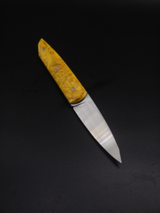 Couteau pliant à crant forcé, modèle Cobalt. Lame en inox 14C28N et manche en loupe d'érable négundo. Création unique par Alban CAMPAGNOLA : coutelier forgeron, AC Coutelier, artisan d'art