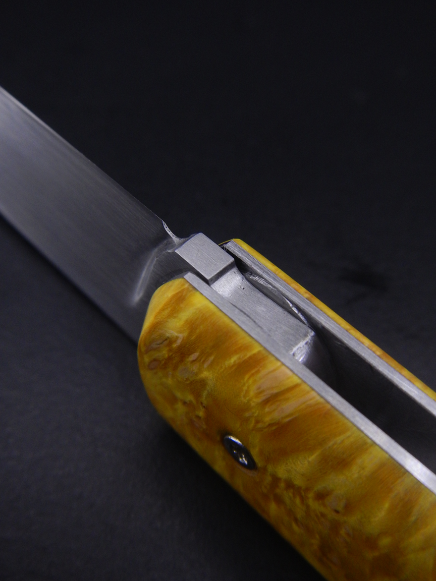 Couteau pliant à crant forcé, modèle Cobalt. Lame en inox 14C28N et manche en loupe d'érable négundo. Création unique par Alban CAMPAGNOLA : coutelier forgeron, AC Coutelier, artisan d'art