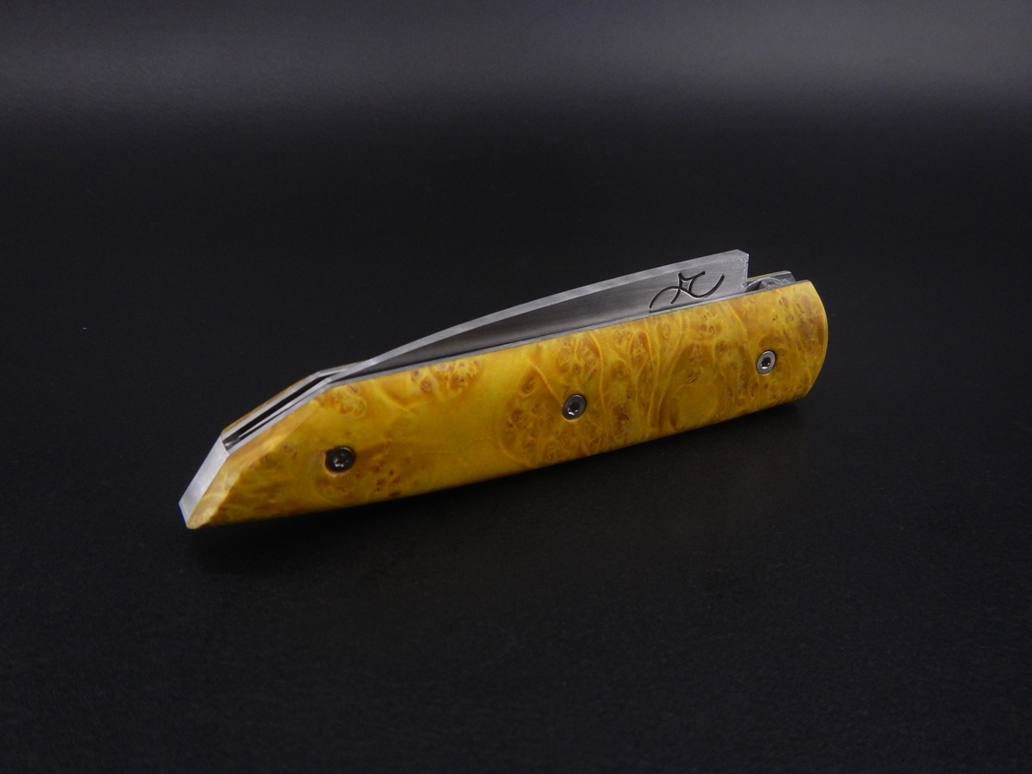 Couteau pliant à crant forcé, modèle Cobalt. Lame en inox 14C28N et manche en loupe d'érable négundo. Création unique par Alban CAMPAGNOLA : coutelier forgeron, AC Coutelier, artisan d'art