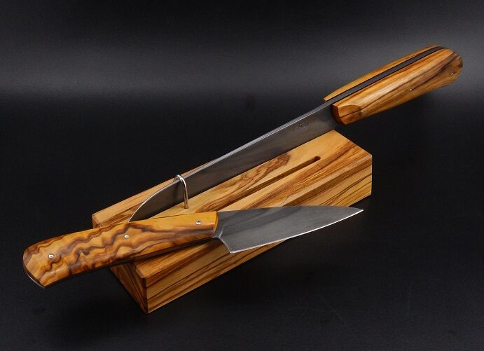 Ensemble de couteau de cuisine en olivier avec socle assorti, éminceur "le 17" en acier C130 et manche olivier. AC Coutelier, Alban Campagnola, Artisan coutelier forgeron en Drôme provençale à Donzère.