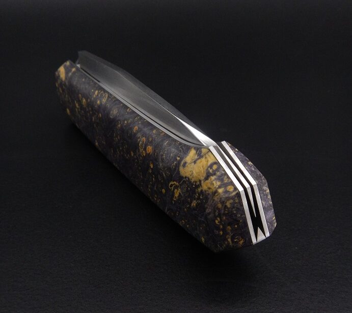 Couteau pliant, pièce unique, modèle NRV, lame inox RWL34 et manche érable négundo stab visserie cachée AC Coutelier, Alban Campagnola, Artisan coutelier forgeron en Drôme provençale à Donzère.