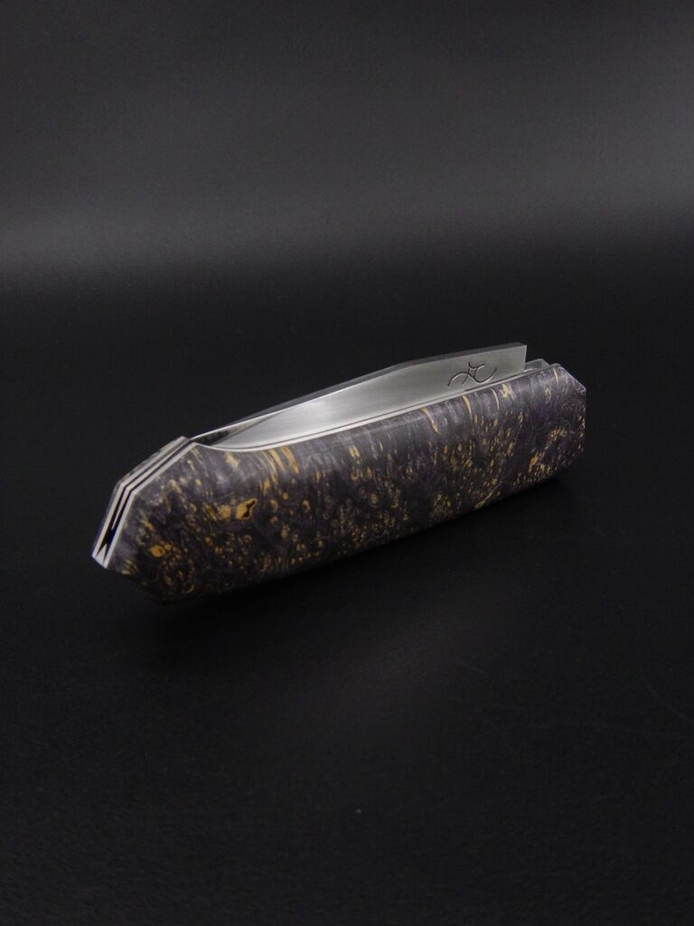 Couteau pliant, pièce unique, modèle NRV, lame inox RWL34 et manche érable négundo stab visserie cachée AC Coutelier, Alban Campagnola, Artisan coutelier forgeron en Drôme provençale à Donzère.
