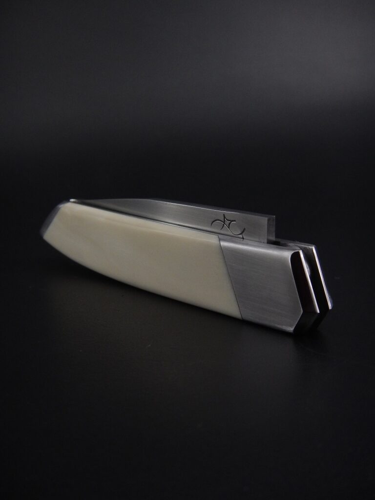 Couteau pliant, pièce unique, modèle "le premier", lame inox RWL34 et manche super elforyne visserie cachée AC Coutelier, Alban Campagnola, Artisan coutelier forgeron en Drôme provençale à Donzère.