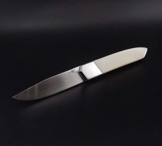 Couteau pliant, pièce unique, modèle "le premier", lame inox RWL34 et manche super elforyne visserie cachée AC Coutelier, Alban Campagnola, Artisan coutelier forgeron en Drôme provençale à Donzère.
