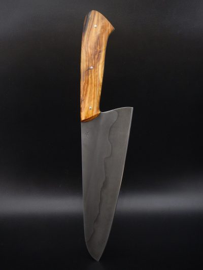 Couteau de cuisine éminceur type chef 21cm en acier au carbone avec hamon et manche en olivier Création unique par Alban CAMPAGNOLA : coutelier forgeron, AC Coutelier, artisan d'art
