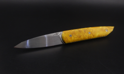 Couteau pliant à crant forcé, modèle Cobalt. Lame en inox 14C28N et manche en loupe d'érable négundo. Création unique par Alban CAMPAGNOLA : coutelier forgeron, AC Coutelier, artisan d'art