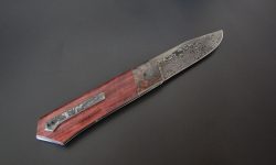 Couteau pliant à crant forcé, modèle Geometric lame damas forgé 90 couches, mitres fibre de carbone et clip de poche damas Création unique par Alban CAMPAGNOLA : coutelier forgeron, AC Coutelier, artisan d'art