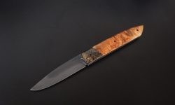 Couteau pliant à crant forcé, modèle le premier, lame acier au carbone XC100, mitres en fibre de carbone Création unique par Alban CAMPAGNOLA : coutelier forgeron, AC Coutelier, artisan d'art