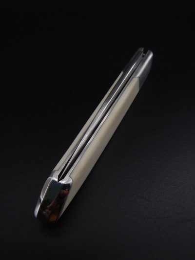 Couteau pliant, pièce unique, modèle "le premier", lame inox RWL34 et manche super elforyne visserie cachée AC Coutelier, Alban Campagnola, Artisan coutelier forgeron en Drôme provençale à Donzère.